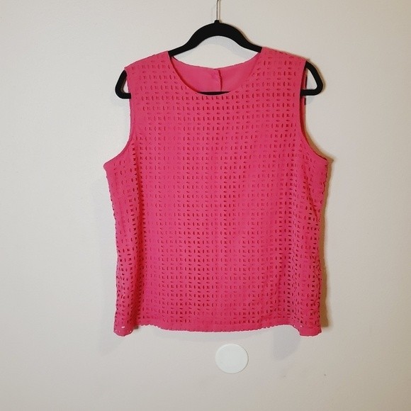 Hot Pink eyelet cutouts sleeveless buttons up the back Top size XL - Picture 1 of 8